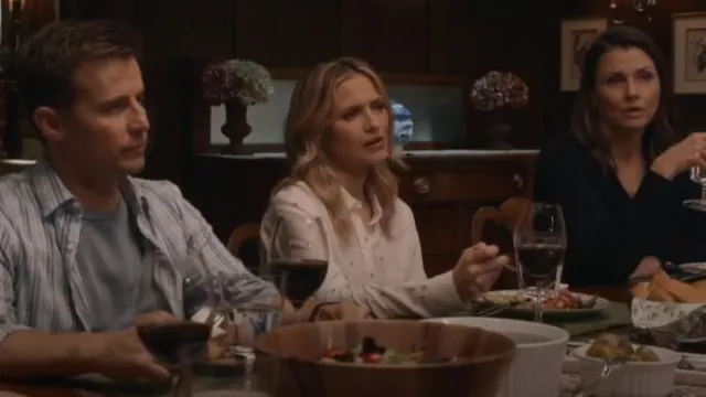 Chemisier en soie Rails Kate porté par Eddie Janko (Vanessa Ray) comme on le voit dans Blue Bloods (S14E15)