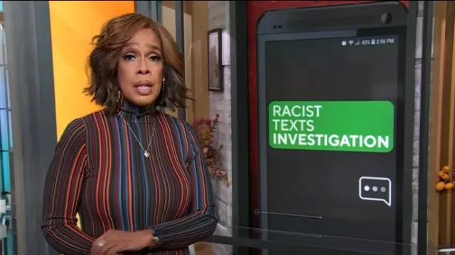 Robe tube midi en tricot à col roulé rayé Akris portée par Gayle King comme on le voit dans CBS Mornings le 8 novembre 2024