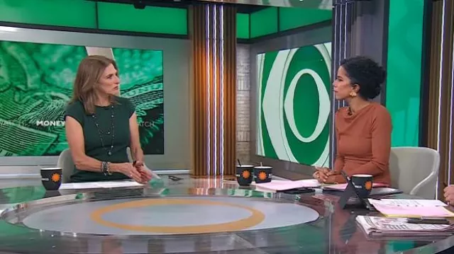 Robe à volants en jersey à empiècements coutures Akris Punto portée par Jill Schlesinger, comme on le voit dans CBS Mornings le 14 novembre 2024