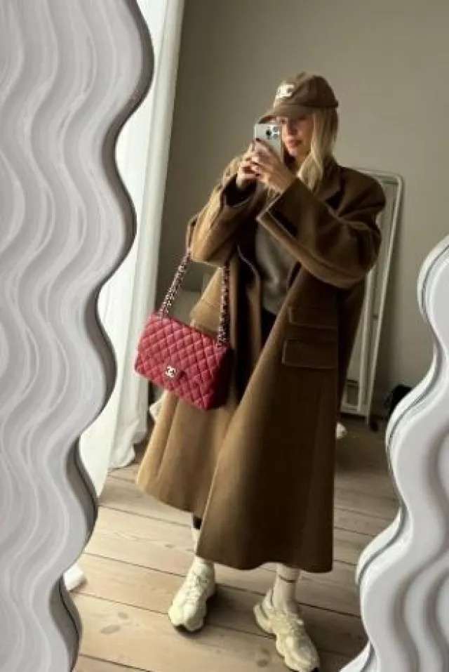 Sac à bandoulière matelassé Chanel Chain porté par Leonie Hanne sur sa ...