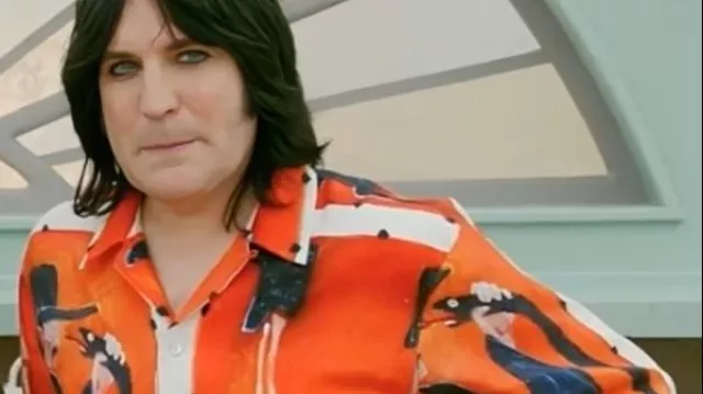 Atuendos de The Great British Bake Off: Noel Fielding usa una camisa naranja de Ramblin en la temporada 15, episodio 9