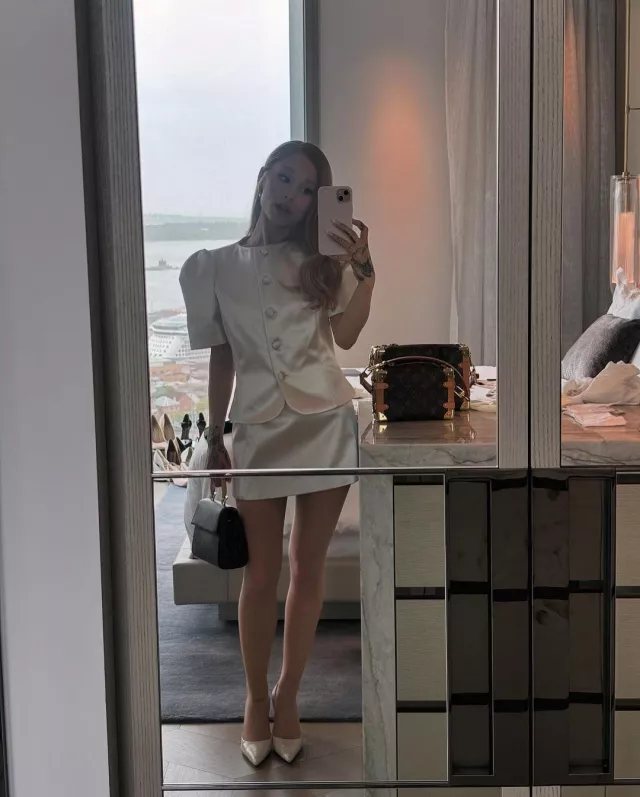 Escarpins Jimmy Choo Romy en blanc portés par Ariana Grande chez Wicked Press le 4 novembre 2024