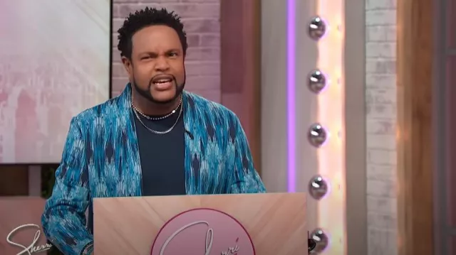 Camisa de mezcla de algodón de manga larga con estampado azul Sun Stone que usó Jawn Murray como se vio en Sherri el 12 de noviembre de 2024