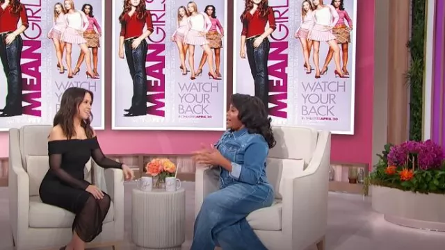 Alice + Olivia Isadola Robe midi froncée en maille à épaules dénudées portée par Lacey Chabert comme on le voit dans Sherri le 15 novembre 2024