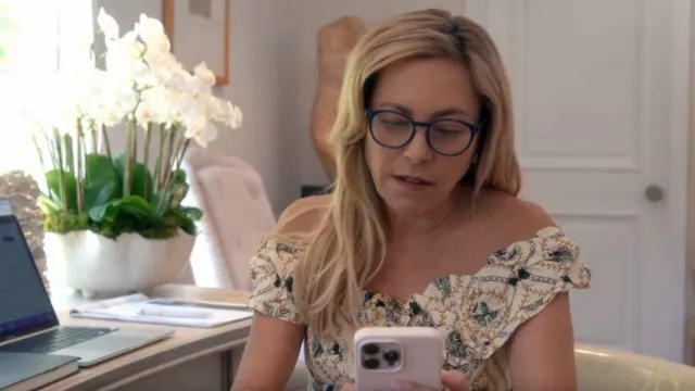 Lunettes de lecture rondes Foster Grant Joey Anti-Fog Blue Light Readers portées par Sutton Stracke comme on le voit dans The Real Housewives of Beverly Hills (S14E01)