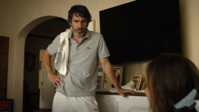 Polo Lacoste Paris Stretch porté par Nathan Bartlett (Chris Messina) comme on le voit dans Basé sur une histoire vraie (S02E01)