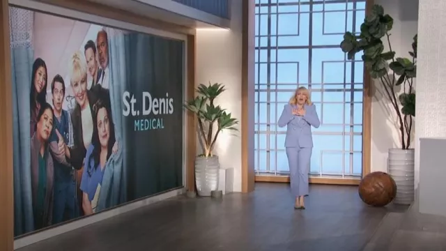 Pantalon Veronica Beard Jaya en hortensia porté par Wendi McLendon-Covey, comme on le voit dans The Talk le 18 novembre 2024