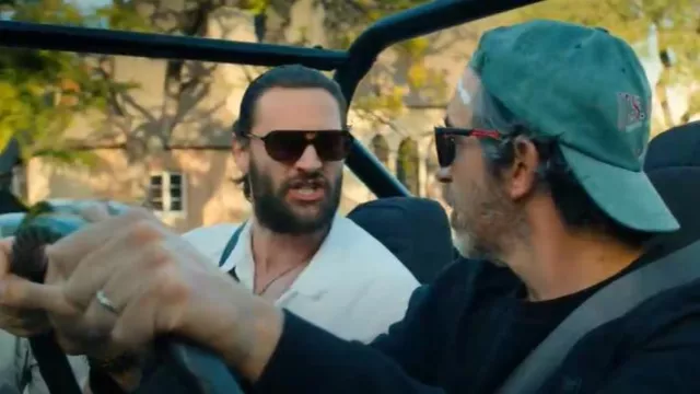 Lunettes de soleil unisexes Ray-Ban Bill One RB2205 portées par Matt Pierce (Tom Bateman) comme on le voit dans Basé sur une histoire vraie (S02E02)