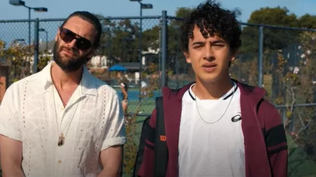 Veste de survêtement Sergio Tacchini portée par Carlos (Sebastian Quinn) comme on le voit dans Basé sur une histoire vraie (S02E02)