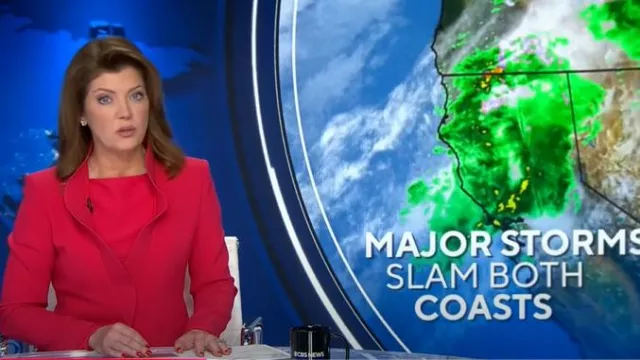 Emporio Armani Veste en crêpe cady à volants portée par Norah O’Donnell vue dans CBS Evening News le 21 novembre 2024