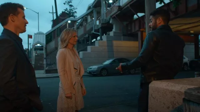 Rebecca Taylor Violet Fleur - Mini robe en soie ceinturée portée par Eddie Janko (Vanessa Ray) comme on le voit dans Blue Bloods (S14E16)