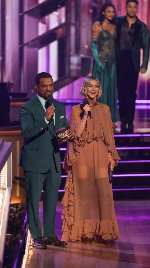Robe à volants à col montant Chloé en mousseline de soie portée par Julianne Hough à Dancing with the Stars le 20 novembre 2024