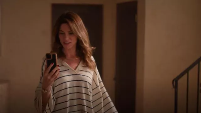 Max Studio Striped Popover Top porté par Amanda LaRusso (Courtney Henggeler) comme on le voit dans Cobra Kai (S06E06)