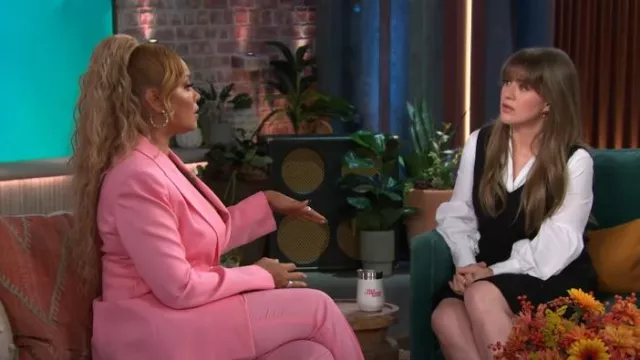 Pantalones Versace Allover JKacquard usados por Gizelle Bryant en The Kelly Clarkson Show el 14 de noviembre de 2024