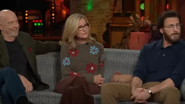 Suéter de anís floral de invierno Rails usado por Bonnie Hunt como se ve en The Kelly Clarkson Show el 18 de noviembre de 2024