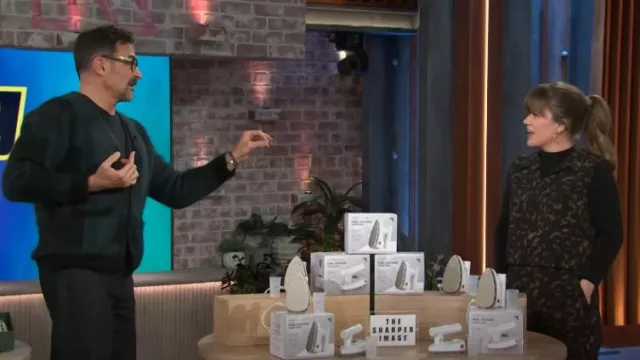 Cardigan à carreaux brossés Banana Republic porté par Lawrence Zarian tel qu’on le voit dans le Kelly Clarkson Show le 18 novembre 2024