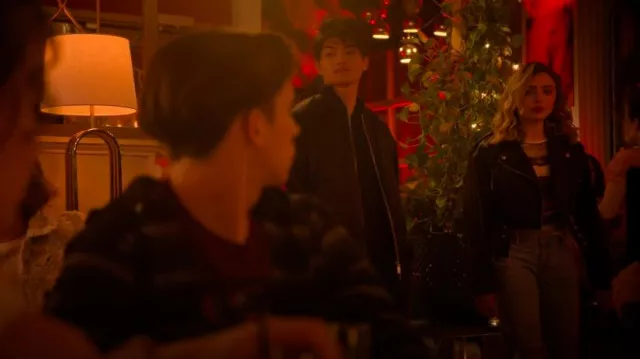 Blouson motard court en similicuir Zara porté par Tory Nichols (Peyton List) comme on le voit dans Cobra Kai (S06E08)