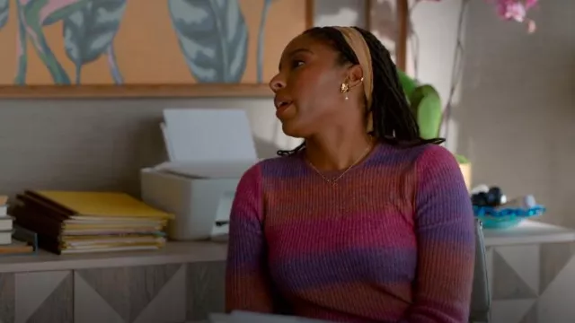Simon Miller Axon Rib-Knit Midi-Dress portée par Gaby (Jessica Williams) comme on le voit dans Shrinking (S02E02)