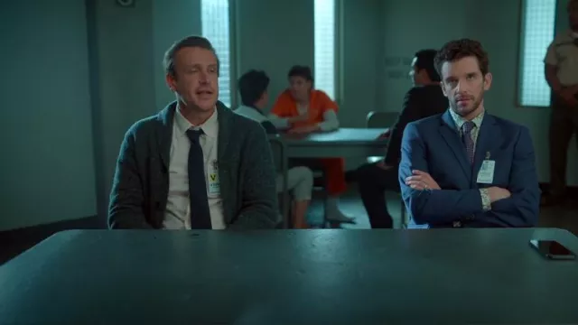 Cardigan Faherty en coton biologique chiné et cachemire porté par Jimmy (Jason Segel) comme on le voit dans Shrinking (S02E03)