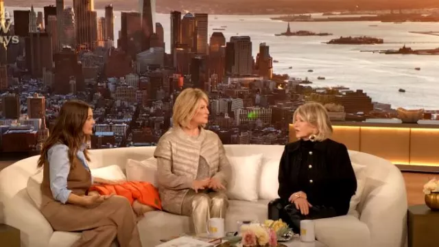 Veste en tweed L’Agence Cove portée par Martha Stewart vue dans The Drew Barrymore Show le 12 novembre 2024