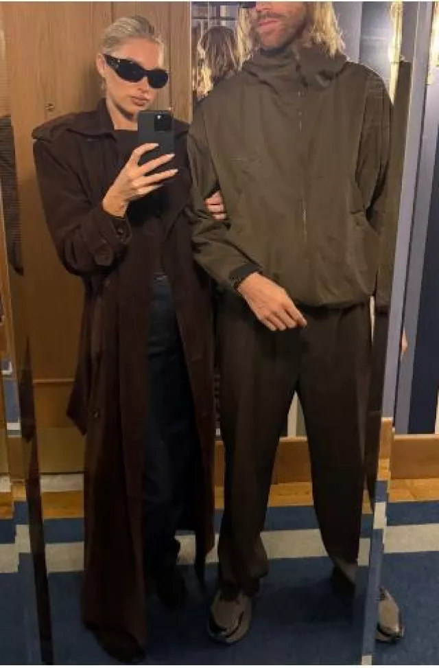 Coque en silicone Apple Iphone avec Magsafe en minuit portée par Elsa Hosk sur sa Story Instagram le 23 novembre 2024