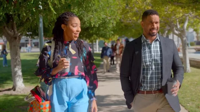 Clare V Crossbody Strap Cream Braided Rope portée par Gaby (Jessica Williams) comme on le voit dans Shrinking (S01E07)