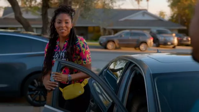 Sac ceinture Lululemon Everywhere porté par Gaby (Jessica Williams) comme on le voit dans Shrinking (S02E07)