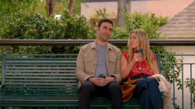 Theory River Trucker Jacket en sergé néotérique porté par Louis (Brett Goldstein) comme on le voit dans Shrinking (S02E08)