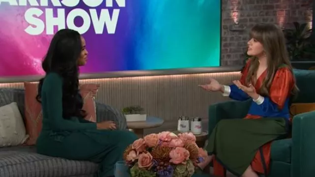 Vestido de corbata drapeado con cuello alto de cuello alto desnudo usado por Michelle Williams como se vio en The Kelly Clarkson Show el 27 de noviembre de 2024