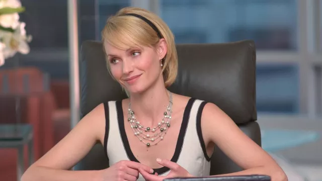 Accesorios de la película Hitch: Allegra (Amber Valletta) lleva un collar de perlas y diamantes cultivados de Bulgari