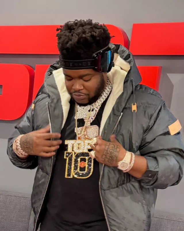 Louis Vuitton All Black LV Snow Mask Goggles worn by BossMan Dlow on the Instagram account @bossman_dlow