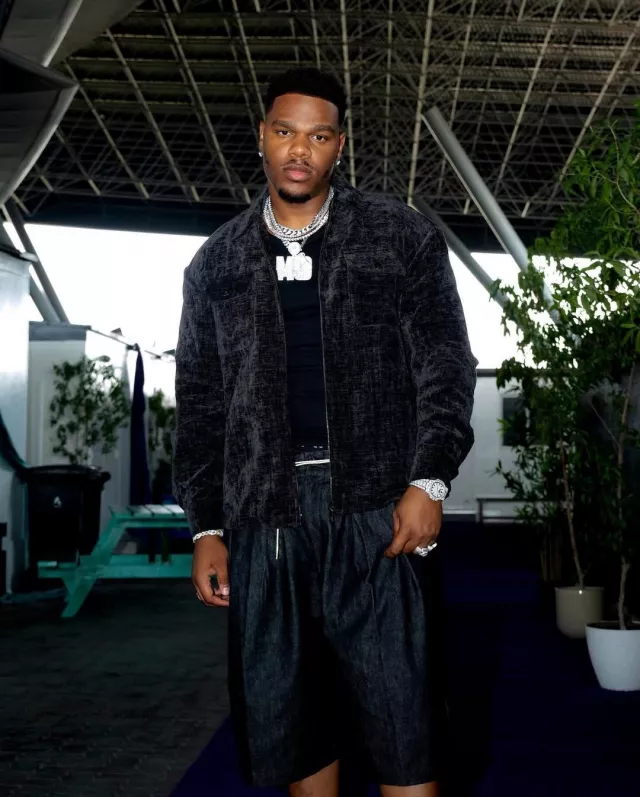 Surchemise Hakim en velours noir portée par Fridayy sur le compte Instagram @fridayy