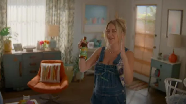 Key Imperial Denim Bib Overalls portée par Sarah (Meredith Hagner) comme on le voit dans Shrinking (S02E08)