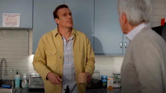 Kaid Utility Railroad Jacket Jaune Cuir de Daim porté par Jimmy (Jason Segel) comme on le voit dans Shrinking (S02E08)