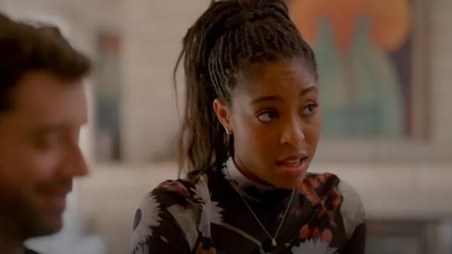 Collier en forme de larme Kinn Studio porté par Gaby (Jessica Williams) comme on le voit dans Shrinking (S02E08)