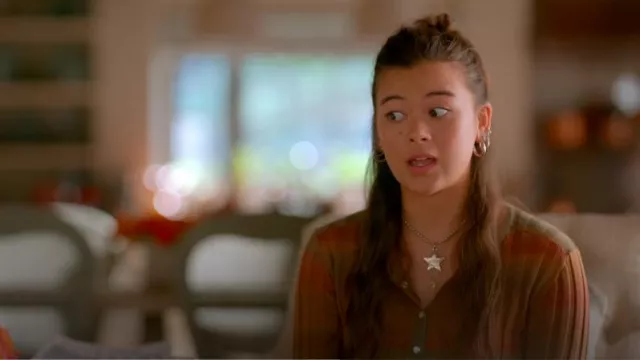 Collier Mondo Mondo Star Pacha porté par Alice (Lukita Maxwell) comme on le voit dans Shrinking (S02E08)