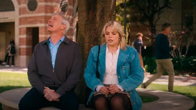 Blazer de mezclilla a medida de Ganni usado por Leighton Murray (Reneé Rapp) como se ve en The Sex Lives of College Girls (T03E02)