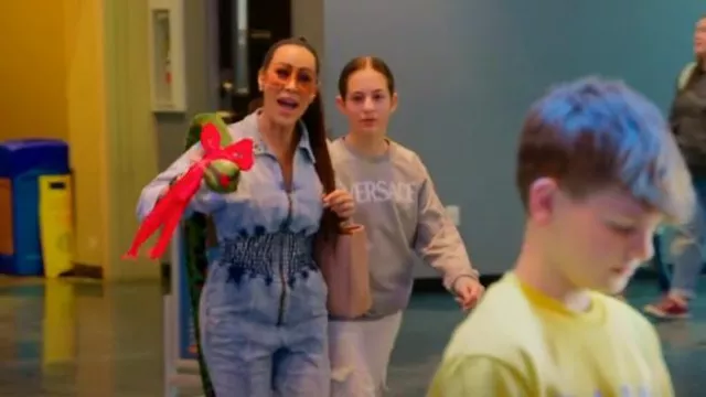 Gafas de sol con montura de escudo con logotipo de Gucci en rosa claro usadas por Angie Katsanevas como se ve en The Real Housewives of Salt Lake City (T05E11)
