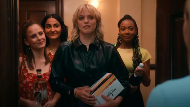 Alice And Olivia Faux Leather Twist Front Top usado por Leighton Murray (Reneé Rapp) como se ve en The Sex Lives of College Girls (T03E02)