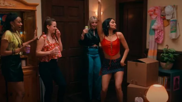 Alice + Olivia Trish Vegan Leather Baggy Jean en Brooklyn Blue usado por Leighton Murray (Reneé Rapp) como se ve en The Sex Lives of College Girls (T03E02)