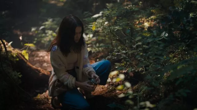 Cardigan John + Jenn Franco porté par Madison McMillion (Rachel Colwell) comme on le voit dans Tracker (S02E05)