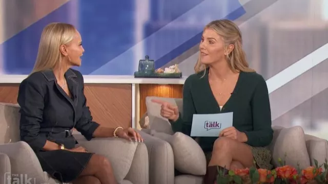 Cinq à Sept Jenessa Robe blazer en jean ceinturée portée par Kristin Chenoweth comme on le voit dans The Talk le 26 novembre 2024