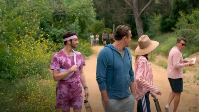 Nike Yoga Dri-FIT Short non doublé pour homme 7" porté par Brian (Michael Urie) comme on le voit dans Shrinking (S02E09)