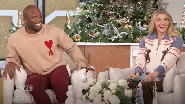Pull AMI Paris Red ADC porté par Akbar Gbaja-Biamila tel que vu dans The Talk le 3 décembre 2024