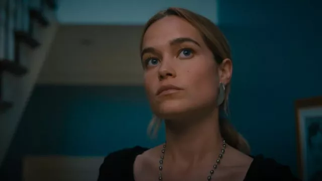 Tiffany & Co Elsa Peretti® High Tide Boucles d’oreilles portées par Caroline Merteuil (Sarah Catherine Hook) comme on le voit dans Cruel Intentions (S01E02)