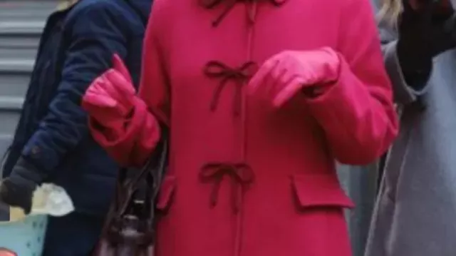 Atuendos de Sugarplummed: Janel Parrish usa un abrigo de lazo rosa para interpretar a Sugarplum en la película