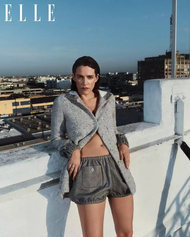 Veste Chanel en tweed de coton scintillant et jersey de coton gris, blanc et noir, portée par Riley Keough chez Elle UK en décembre 2024
