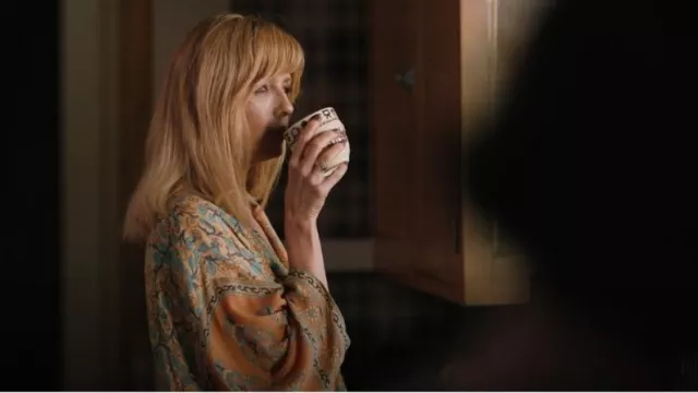 True West Lg 16 oz. tasse en porcelaine, glaçage en peau de daim porté par Beth Dutton (Kelly Reilly) comme on le voit à Yellowstone (S05E12)