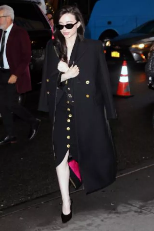 Jupe crayon Schiaparelli portée par Mikey Madison à CBS Mornings le 5 décembre 2024