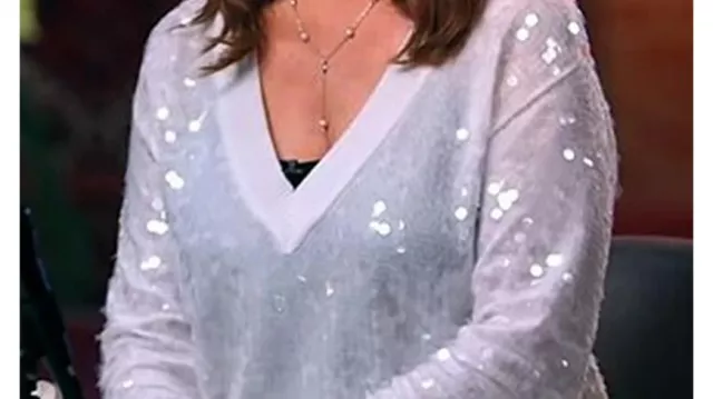 Atuendos de la temporada 26 de The Voice: Reba McEntire usa un suéter blanco con cuello en V de lentejuelas